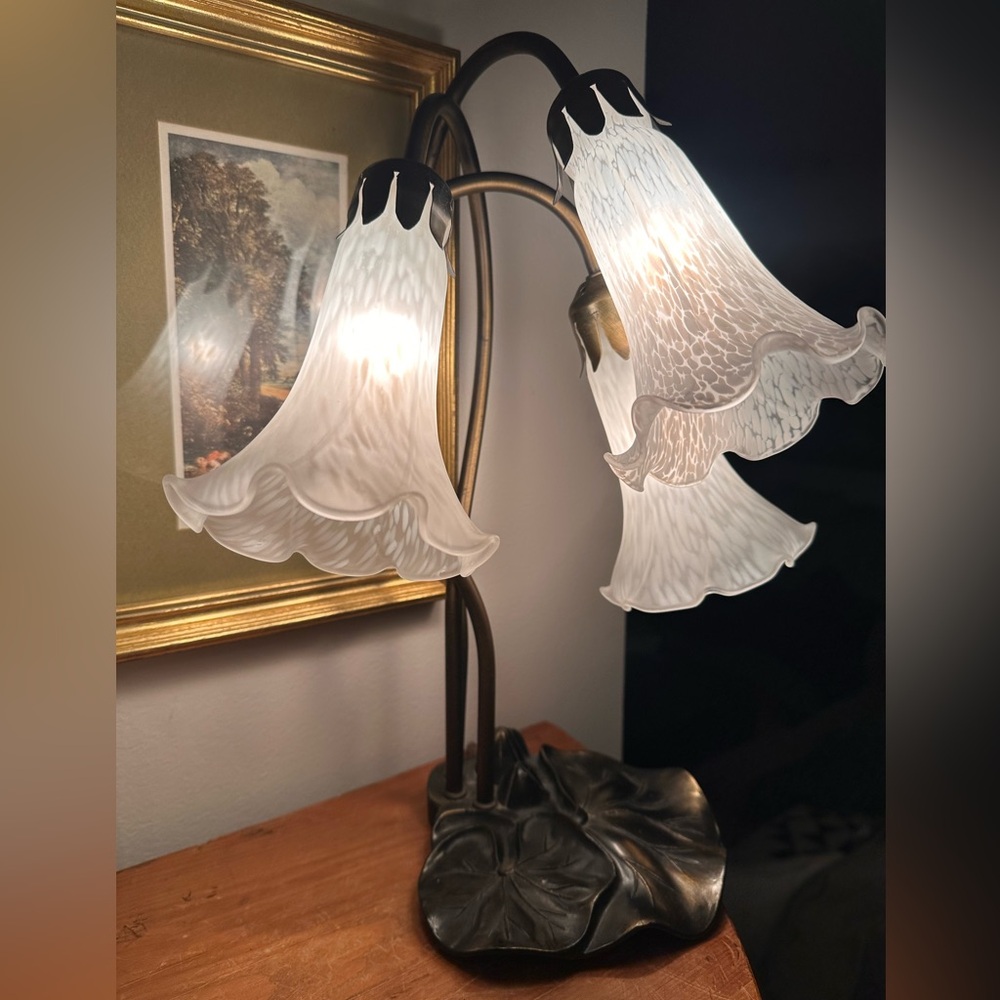 Vintage Tiffany Style Lillypad Table Lamp with Glass Tulip Shades